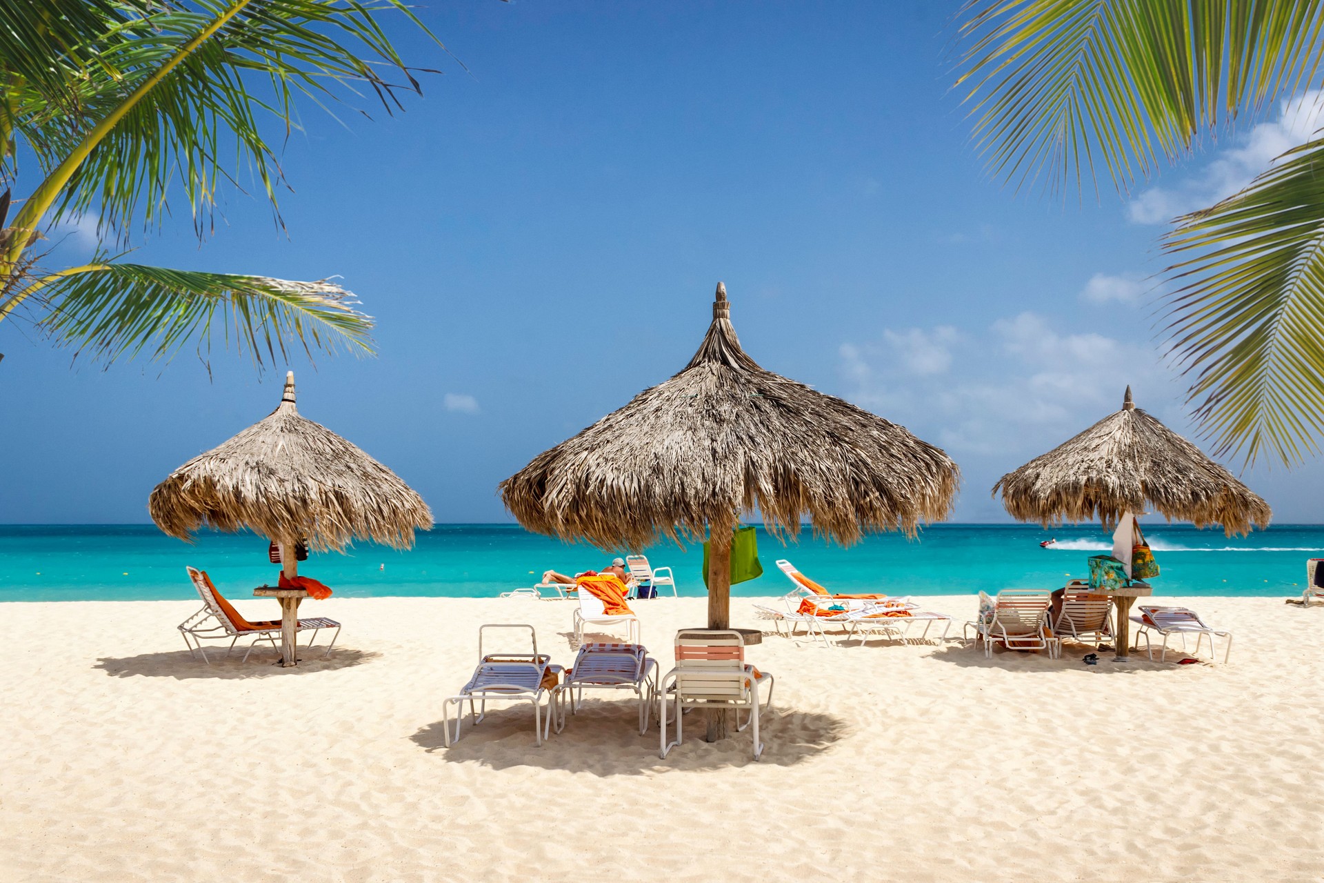 Tropicale plage de sable blanc pour vous détendre ou pour des vacances.